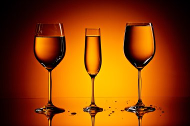 Bardak su Sarı zemin üzerine