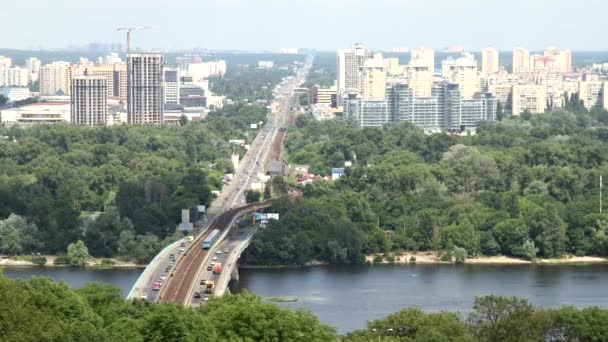 Αεροφωτογραφία από copter από τη γέφυρα του μετρό μέσω του ποταμού Dnipro μέσω εθνικών Βοτανικός Κήπος στο Κίεβο, Ουκρανία — Αρχείο Βίντεο