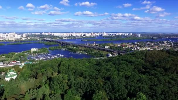 キエフ、ウクライナの国立植物園で Vudubickiy のヘリコプターから空撮 — ストック動画