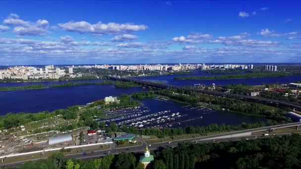 키예프, 우크라이나의 국가 식물원 통해 Dnipro 강을 통해 지하철 교량 및 Darnitskiy 교량의 헬기에서 공중 보기 — 비디오