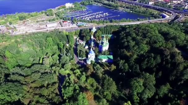 Widok z lotu ptaka z copter Vudubickiy w Narodowego ogrodu botanicznego w Kijowie, Ukraina — Wideo stockowe
