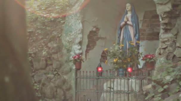 RAGAZZO DI FRONTE ALLA NOSTRA CAPPELLA DI MADONNA — Video Stock