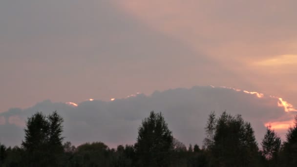 Západ slunce krajina s horizontální Panorama růžové obláčky — Stock video