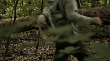 Çocuk ormanda yürümek