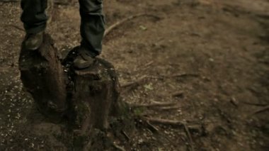 Güdük üzerinde duran çocuk