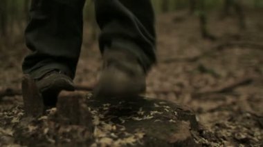 Güdük üzerinde duran çocuk