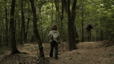 Çocuk ormanda yürümek