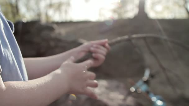 Niño en el parque de la ciudad — Vídeos de Stock