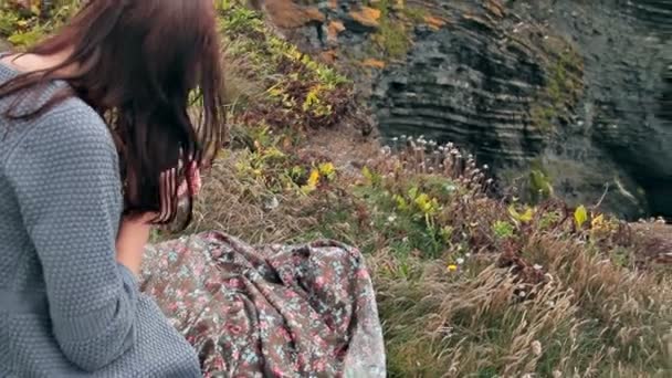 Mädchen auf der Klippe mit alter Kamera — Stockvideo