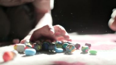 Çocuk yerde oynuyor.