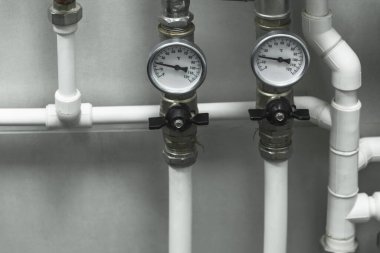 Su musluklarını, sıcaklık sensörlerini ve boruları kapatın. Güvenlik ve verimlilik için altyapı ve bakım kavramı.