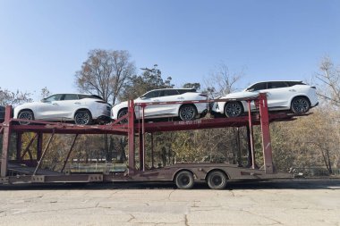 Bishkek, Kırgızistan - 8 Kasım 2025: bir araba taşıyıcısında üç araba. Orta Asya 'da modern ulaşım lojistiği ve araba taşımacılığı