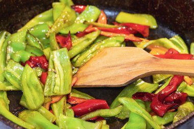 Kavrulmuş sıcak kapsiyum. Evde yemek pişir. Doğu mutfağı.