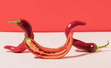 Kırmızı arka planda üç acı biber.