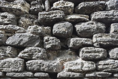 Antik taş bir duvarın yüzey yapısı. Seçici odak.