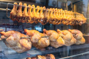 Kızartma makinesinde tavuk ve tavuk budu kızartıyorum.