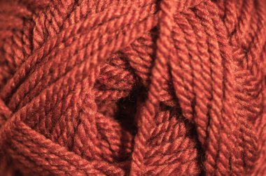 Yün terracotta ipliklerinden oluşan bir kayanın yakın çekimi. Örgü örmek popüler bir sonbahar hobisidir..