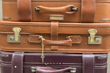 Üç eski eski bavul yığını. Yakın plan..