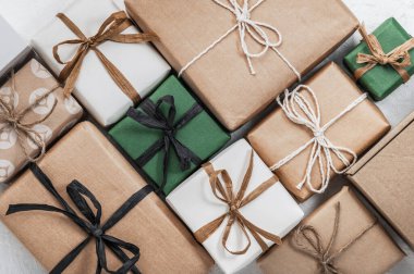 El sanatları hediye kutularının geçmişi. Tatil ve DIY hediyeleri konsepti. Tebrik kartı, maket. Boks Günü. Noel arkaplanı.