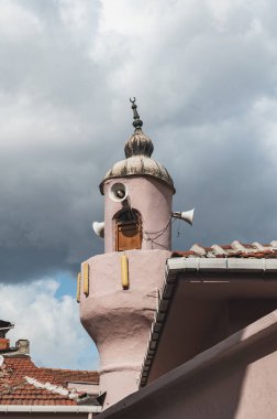 Paslı kubbesi olan eski bir cami minaresi..
