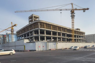 Bişkek, Kırgızistan - 27 Ocak 2026: Şehir merkezinde yeni bir gökdelen inşaatı.