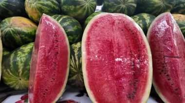 Meyve pazarında sulu kırmızı karpuzlar ikiye bölünmüş. Su ve vitamin açısından zengin doğal yaz meyveleri