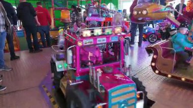 10.09.25. Bad Hersfeld, Almanya, Çocuklar için dizilmiş çoklu minyatür araçlar, canlı renkler ve eğlence tasarımı, neşeli adil bir ortam yaratıyor.