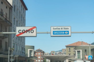 07.09.25, Luzern, Sweazerland, güneşli bir günde şehir çıkışını gösteren bir yol işareti, binalar ve arka planda açık gökyüzü. Olay yeri trafik altyapısı olan bir sınır bölgesini gösteriyor