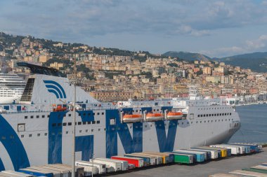 18.06.25, Genua, İtalya, Genoa limanına yanaşmış büyük bir GNV feribotu. Açık hava ve sakin su deniz lojistiğini vurguluyor