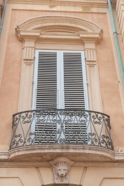 Tarihi Avrupa binasının ön cephesinde zarif bir balkon. Mimari detay, Siena, İtalya.