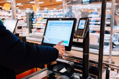 Bad Hersfeld, Almanya, 01.17.26, süpermarketteki otomatik kontrol terminalinde dokunmatik ekran ödeme işlemi. Nakitsiz alışveriş, perakende otomasyon ve dijital tüketici deneyimi kavramı