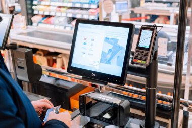 Bad Hersfeld, Almanya, 01.17.26, self servis çıkış terminali süpermarket içinde. Kasiyersiz mağaza, dijital ödeme sistemleri ve modern perakende teknolojisi kavramı