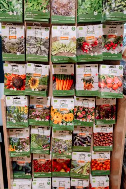 Bad Hersfeld, Almanya, 01.17.26, bahçede ya da hırdavatçıda sergilenen tohum paketleri. Bahçe işleri, ev ekimi, tarım ve tohumlardan sebze yetiştirme kavramı