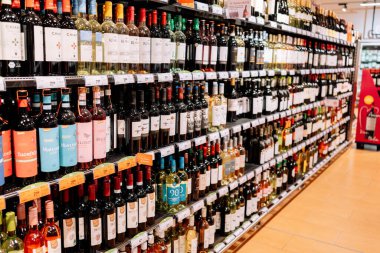 Bad Hersfeld, Almanya, 01.17.26 Süpermarket raflarındaki şarap şişelerinin yakın görüntüsü. Müşteriler için geniş içecekler, perakende alışveriş ve gıda pazarı kavramlarına sahip alkol reyonu
