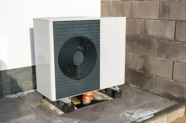 Açık hava ısı pompası ya da konut binasına yerleştirilmiş klima. Modern enerji verimli ısıtma teknolojisi