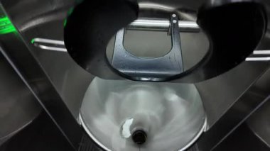 Modern tasarım ve paslanmaz çelik elementlerle otomatikleştirilmiş umumi tuvalet. Temiz, işlevsel alan kentsel altyapı, hijyen teknolojisi ve sahipsiz halk