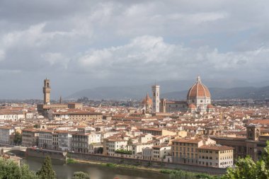 07.07.25, Floransa, İtalya, Floransa 'nın geniş panoramik manzarası, tarihi mimarisi ve ünlü katedral kubbesi. Yumuşak gün ışığında klasik Avrupa şehir manzarası. Seyahat ve turizm kavramı