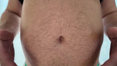 Erkek göbeği yağı konsepti aşırı vücut ağırlığı ve sağlık sorunlarını gösteriyor.