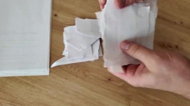 Hassas bilgileri güvenli bir şekilde yok etmek için kağıdı elle yok eden kişi. Güvenli belge işleme ve bilgi yönetimi kavramı.