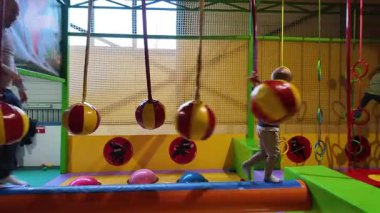 11.08.25, Emleben, Almanya, çocuklar kapalı bir parkta yumuşak ekipmanlarla birlikte oynuyorlar. Aktif grup oyunu sosyal etkileşimi, fiziksel gelişimi ve neşeli çocukluğu teşvik eder
