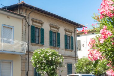 Geleneksel Avrupa ev cephesi canlı çiçeklerle süslenmiş. Güneşli şehir manzarası yaşam tarzını ve güney cazibesini yansıtıyor.