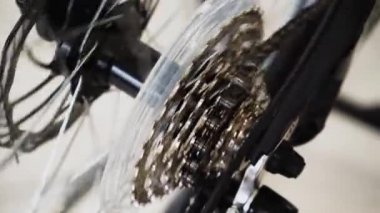 Bir bisiklet montajı, anahtarları ve devre çalışma kontrol edin