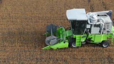 Havadan. Hasat soya fasulyesini kaldırır. Quadrocopter. Havadan ateş ediyorlar.