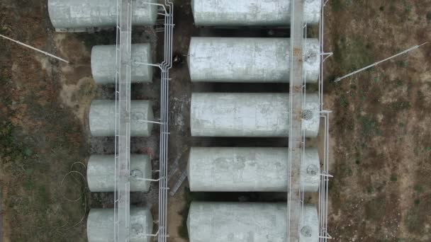 Vue de dessus, vol au-dessus du stockage de carburant, petite ferme — Video