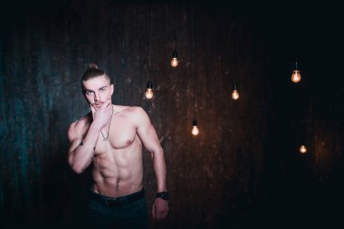 Stüdyoda duran adam