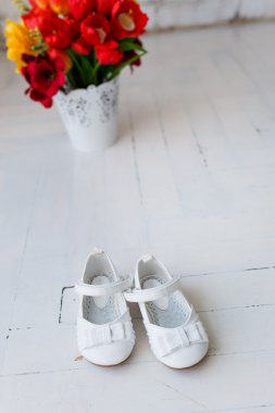 çocuk beyaz ayakkabı