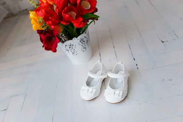 Zapatos blancos para niños — Foto de Stock