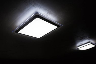 Tavana yerleştirilmiş lambalar karanlıkta parlıyor.