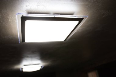 Tavana yerleştirilmiş lambalar karanlıkta parlıyor.