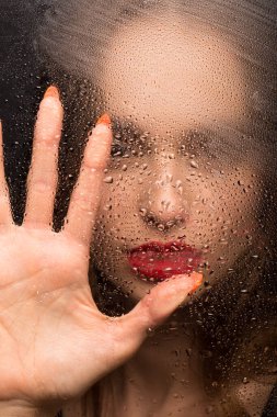 Uzatılmış eli olan bir kadın dur işareti verir. Kadınlara yönelik şiddeti durdurun.